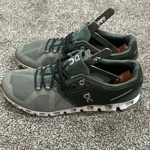 On running women’s 9.5 cloud running shoes olive and light green - Picture 4 of 7